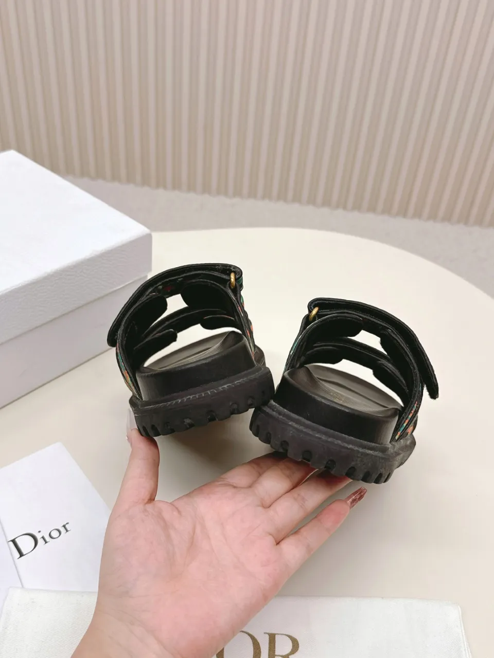 👟👟Ex-factory price 460👟👟 This black sheepskin DiorAct sandal is fashionable. Paired with an insole that fits the shape of your foot, it's made of exceptionally lightweight and comfortable leather. The upper straps feature a Velcro closure and feature a gold-finish metal "DIOR" logo. Can be matched with various styles to show modern style. Gold-finish metal "DIOR" logo Two adjustable Velcro straps Leather insole that fits the shape of your foot Soft and lightweight texture EVA sole decorated with Christian Dior's lucky star symbol Made in Italy Size 35--42 (Customized sizes 41 and 42 are non-refundable)